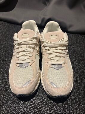 New Balance Cream and Beige Women's Sneakers